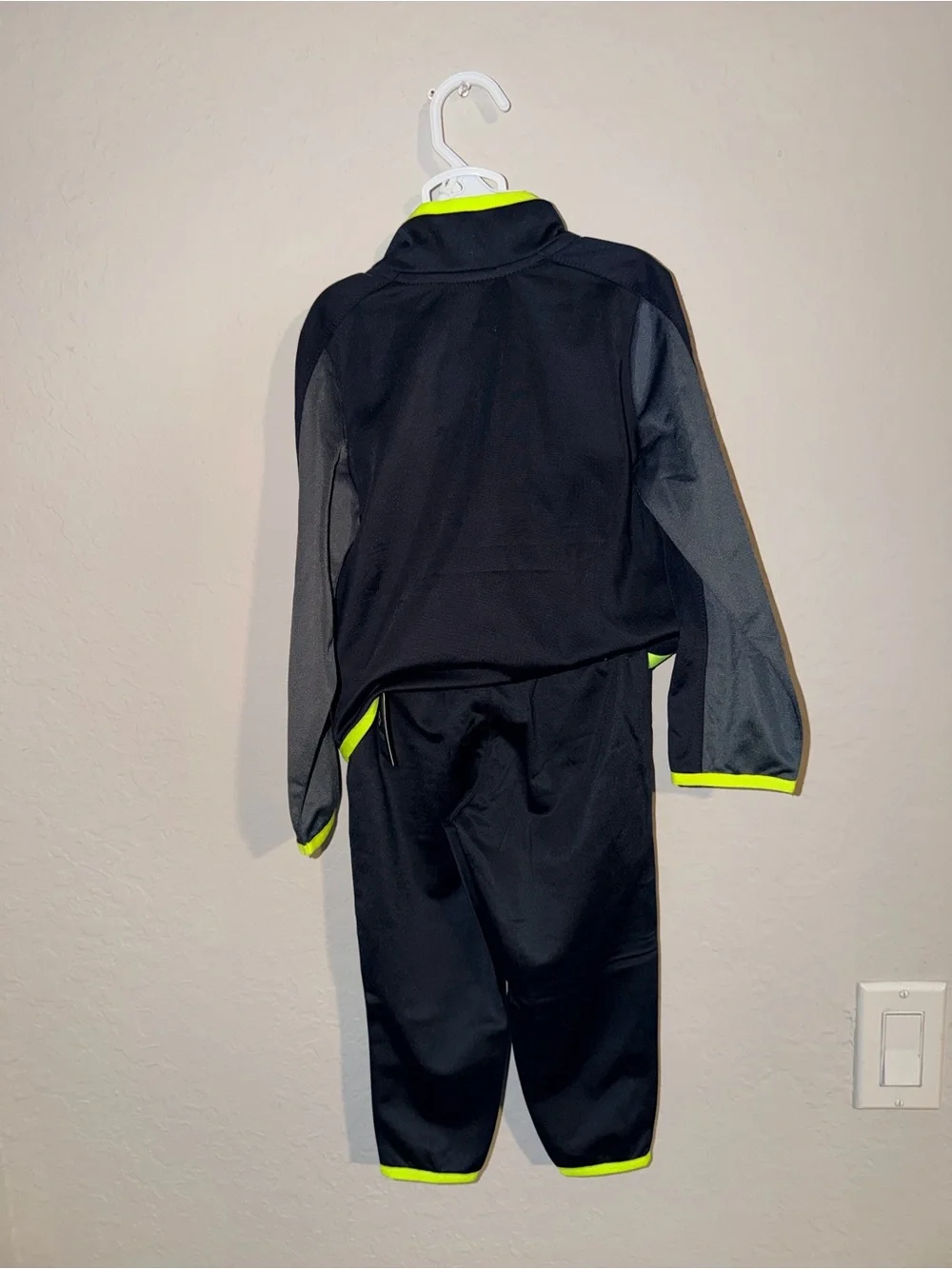 Nike Boys 2T Tracksuit 2-Piece Jacket & Pants Black Volt Green NWT